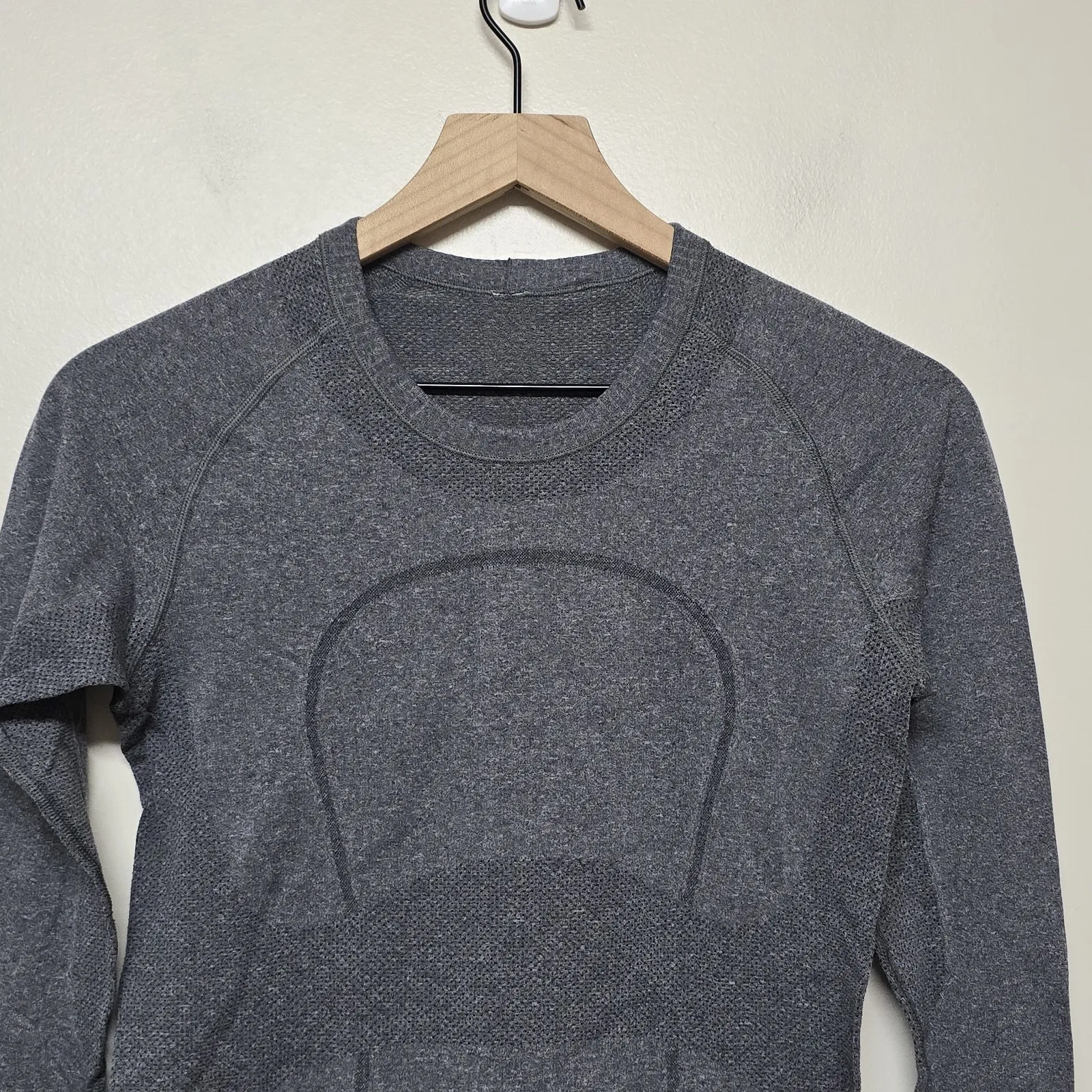 Lululemon Swiftly Tech Long Sleeve Crew Sz 6 Gray Thumbholes Running Hiking Gray - Image 3