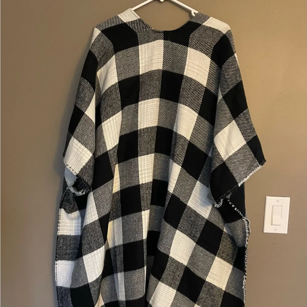 Black and White Shawl - Image 2