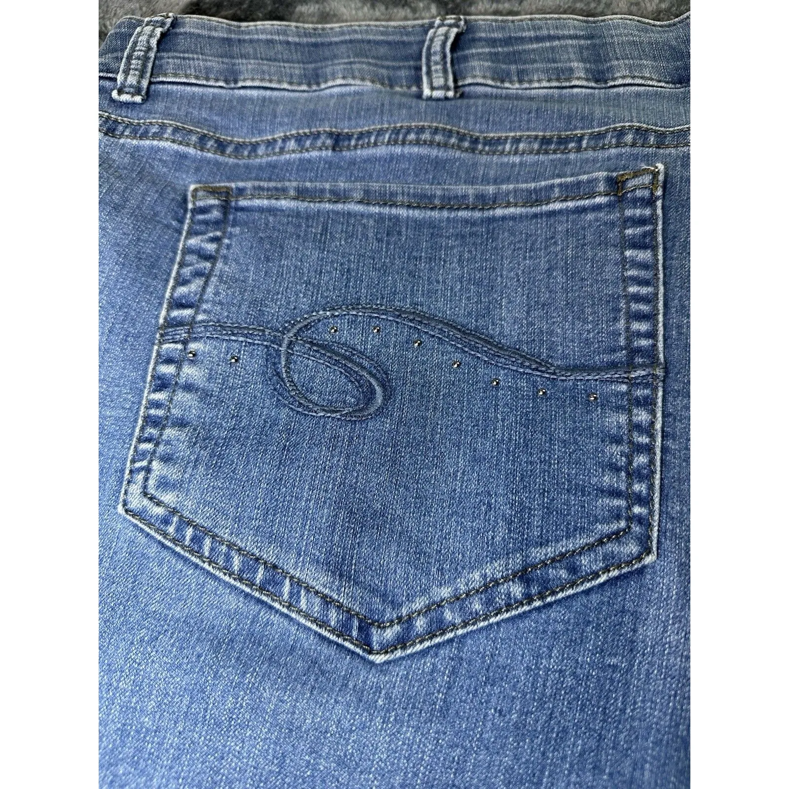 Riders by Lee Women's Classic Fit Bootcut Jeans in a light wash 26W - Image 9