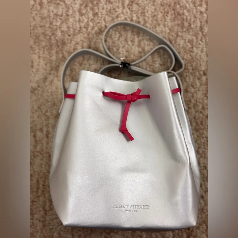 ISSEY MIYAKE Metallic Silver BUCKET Crossbody SHOULDER Sak BAG Fuchsia Gray - Image 4
