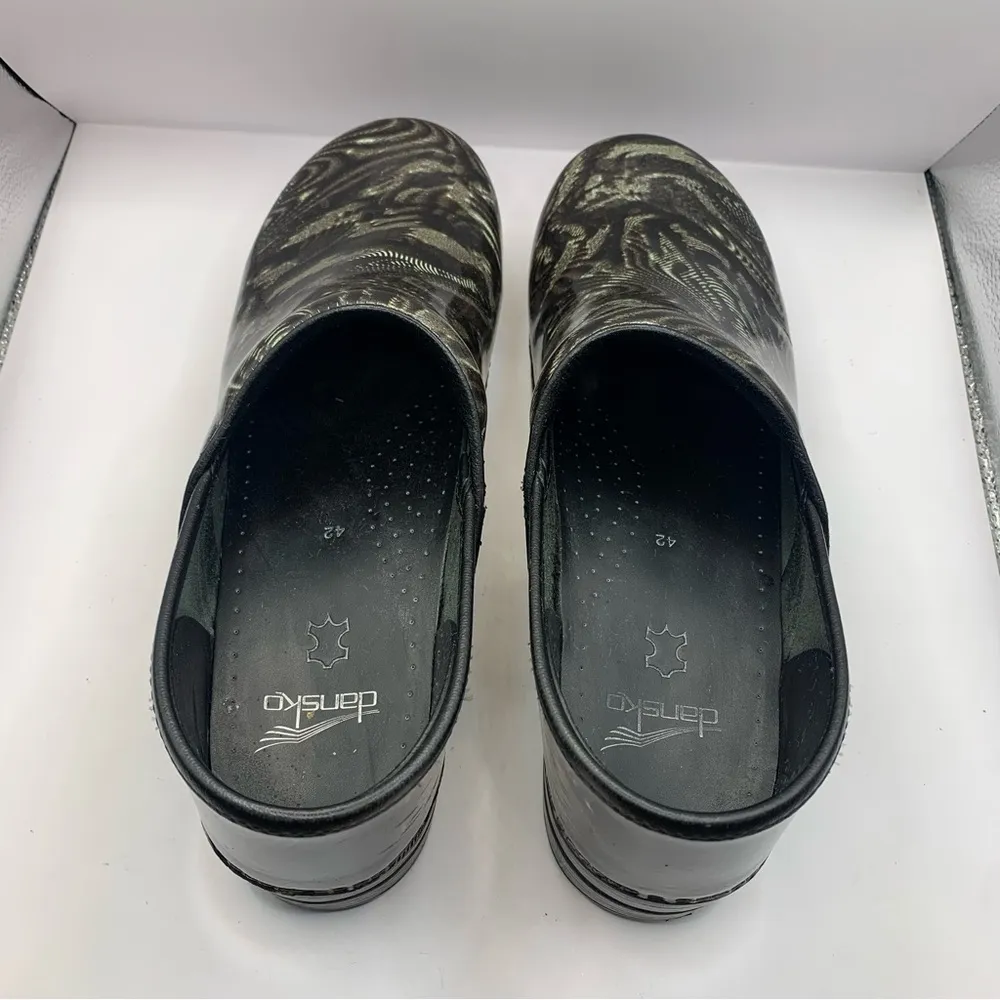 Womens Dansko Nursing Clogs Shoes Gray  Geometric Swirls Size 42 US 11.5 - Image 5