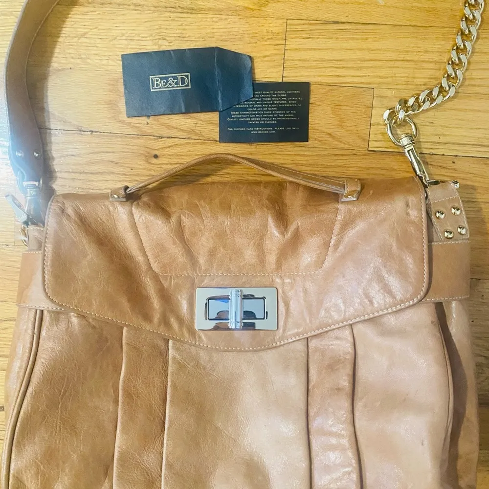b&e Tan and Gold Crossbody Bag with Flap Closure - Image 7