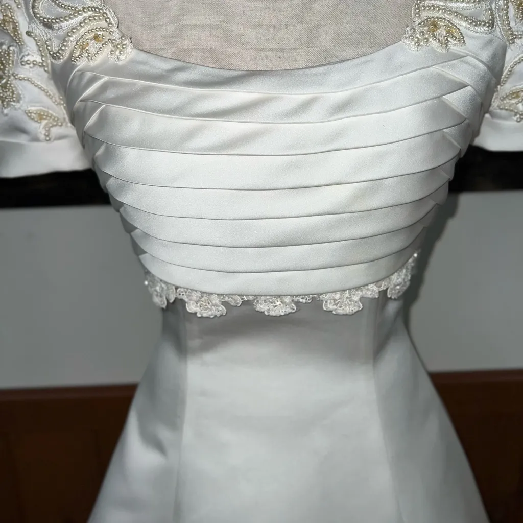 Beautiful Vintage 90s Amy Lee by Hilton Bridal Satin Wedding Gown! White Size 6 - Image 4