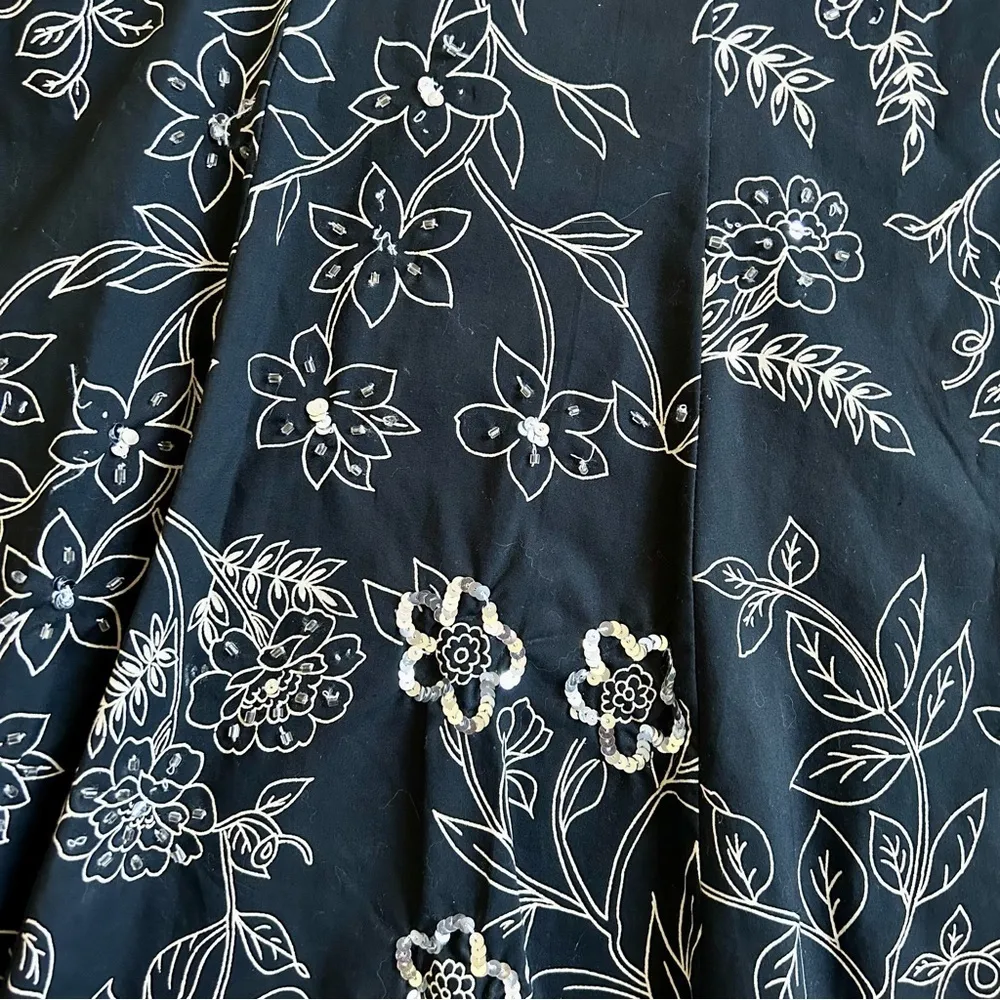 🦋 LOFT Black Cream Floral Sequin Midi Skirt Size 4 - Image 6