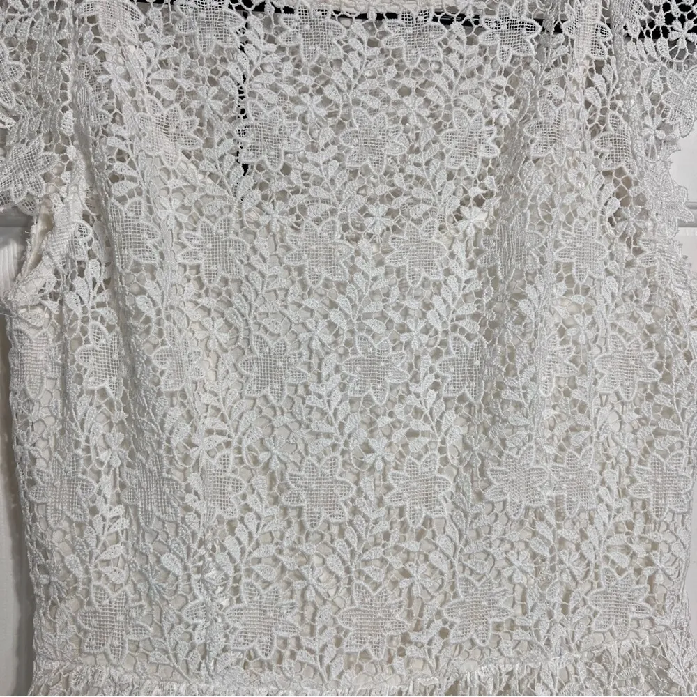 White Floral Lace Crochet Dress Short Sleeve Cap Sleeve Mini LWD Size Small - Image 4