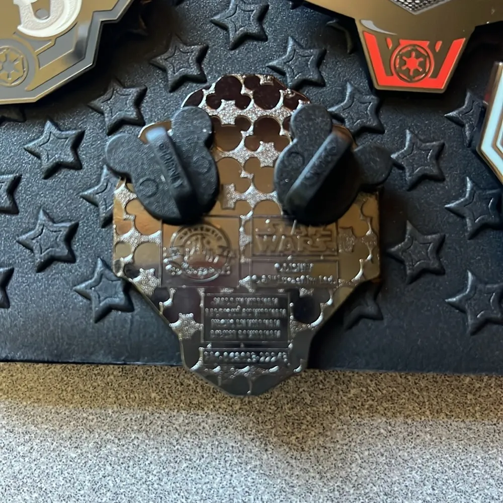 Set of 4 Star Wars Disney trading pins - Image 2