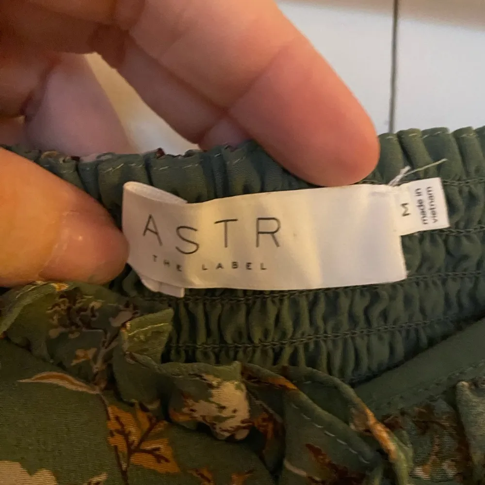 ASTR the Label Sage Green and Brown Floral Ruched Square Neck Top, Size Medium - Image 5