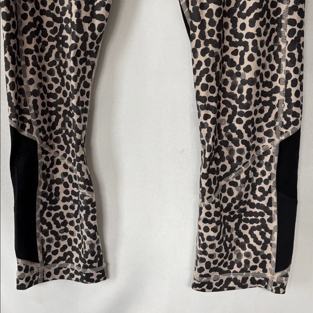 Lululemon Size 10 Pace Rival Crop in Ace Spot Grain Black/Black Luxtreme fabric. Black - Image 4