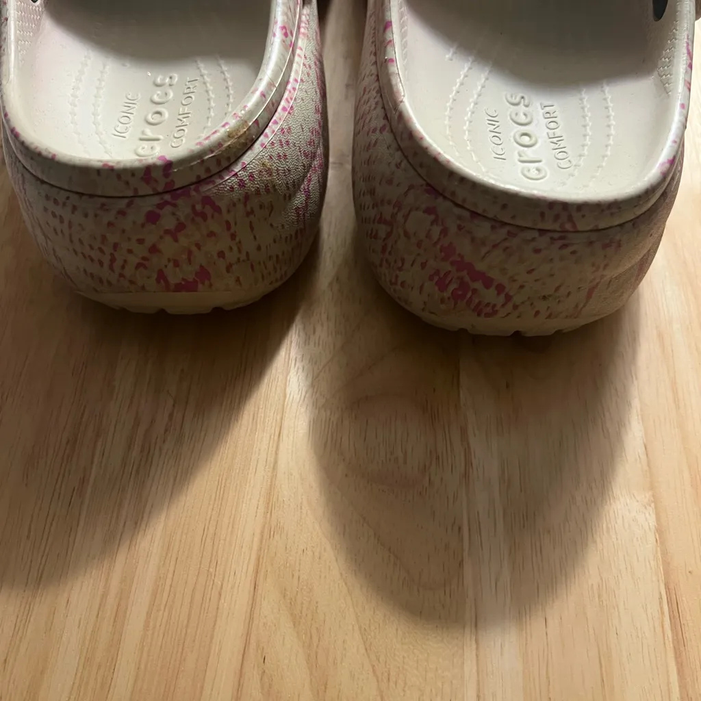 Crocs Snakeskin Sandals Pink and White Size 8 Sleek & Stylish Comfort - Image 7
