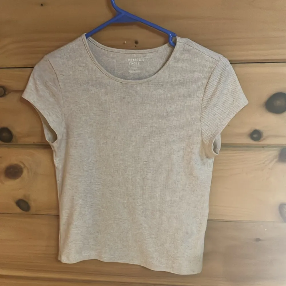 Women’s size Medium beige  ribbed cropped top - Image 2