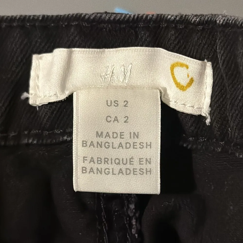 H&M Short skirt with pockets in washed denim. English embroidery on the hem SZ 2 - Image 9