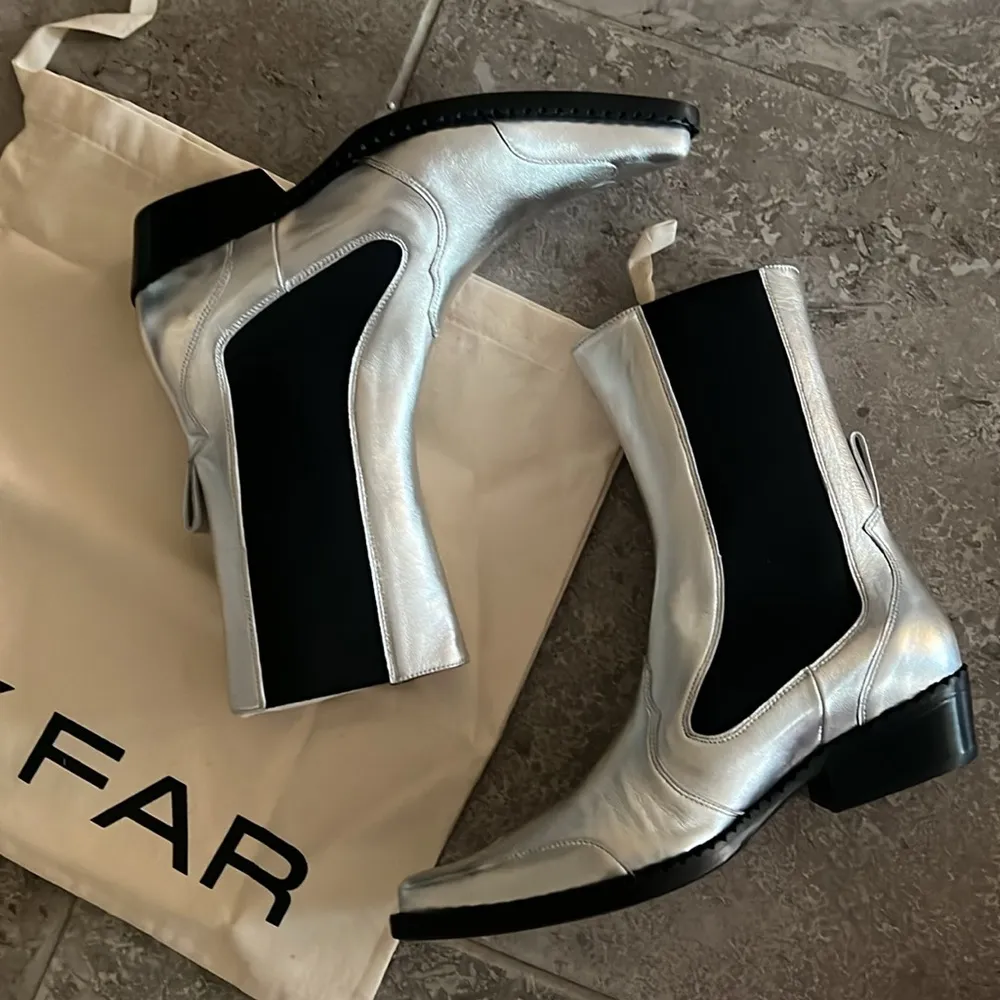 By Far Otis Chelsea Boots, Silver Metallic Leather Size 37 New in Box +Dust Bag - Image 6