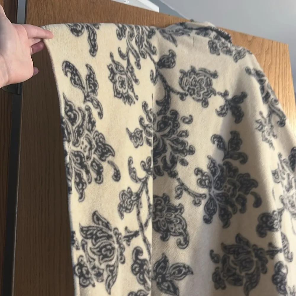 Fleece Floral Paisley Poncho Gray Size undefined - Image 9