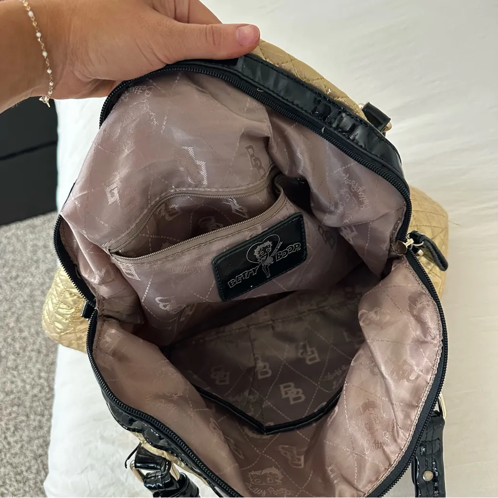 Gold quilted Betty boop purse - Image 4