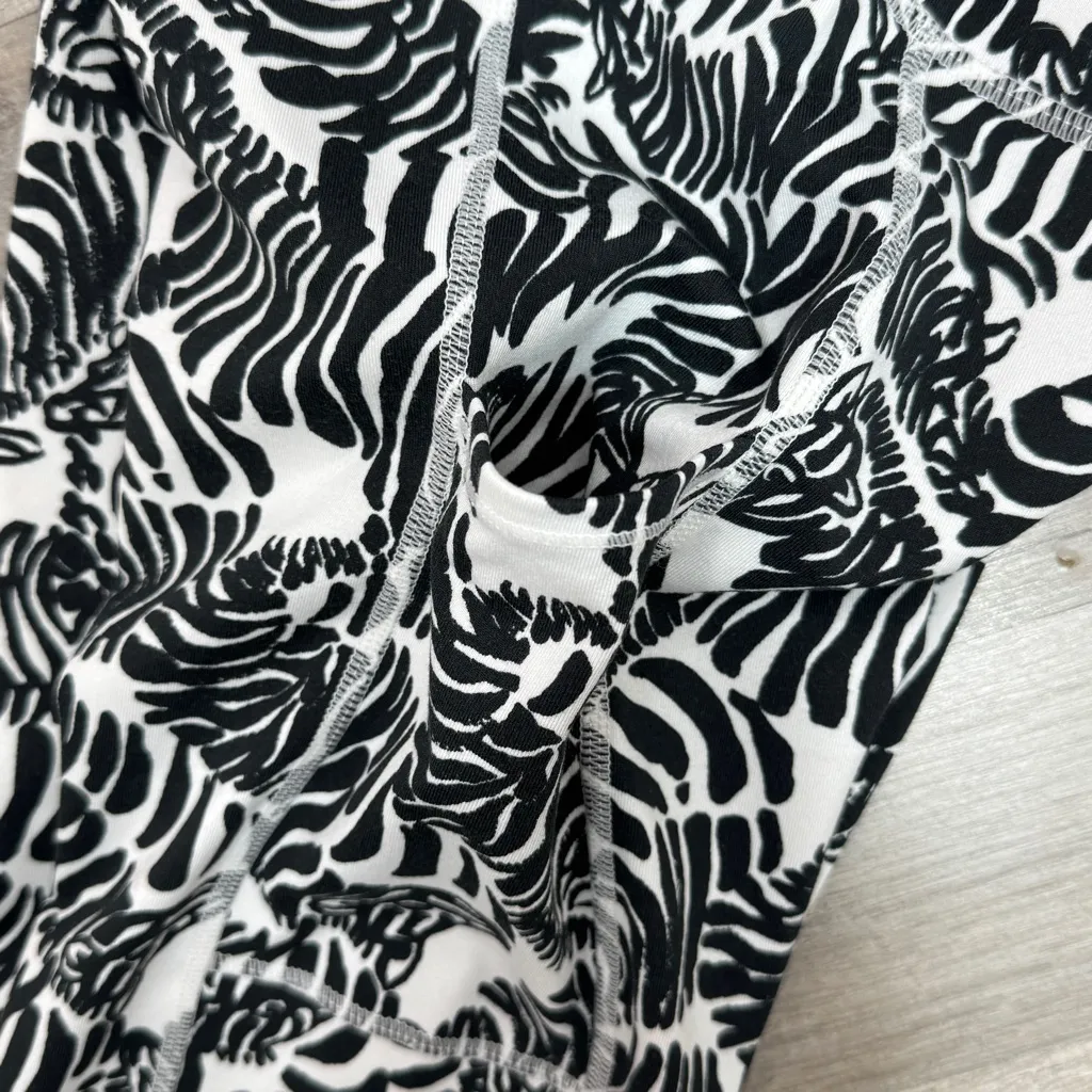 Lilly Pulitzer Lexletic Weekender Crop Midi Leggings Zebras Print XS - Image 5