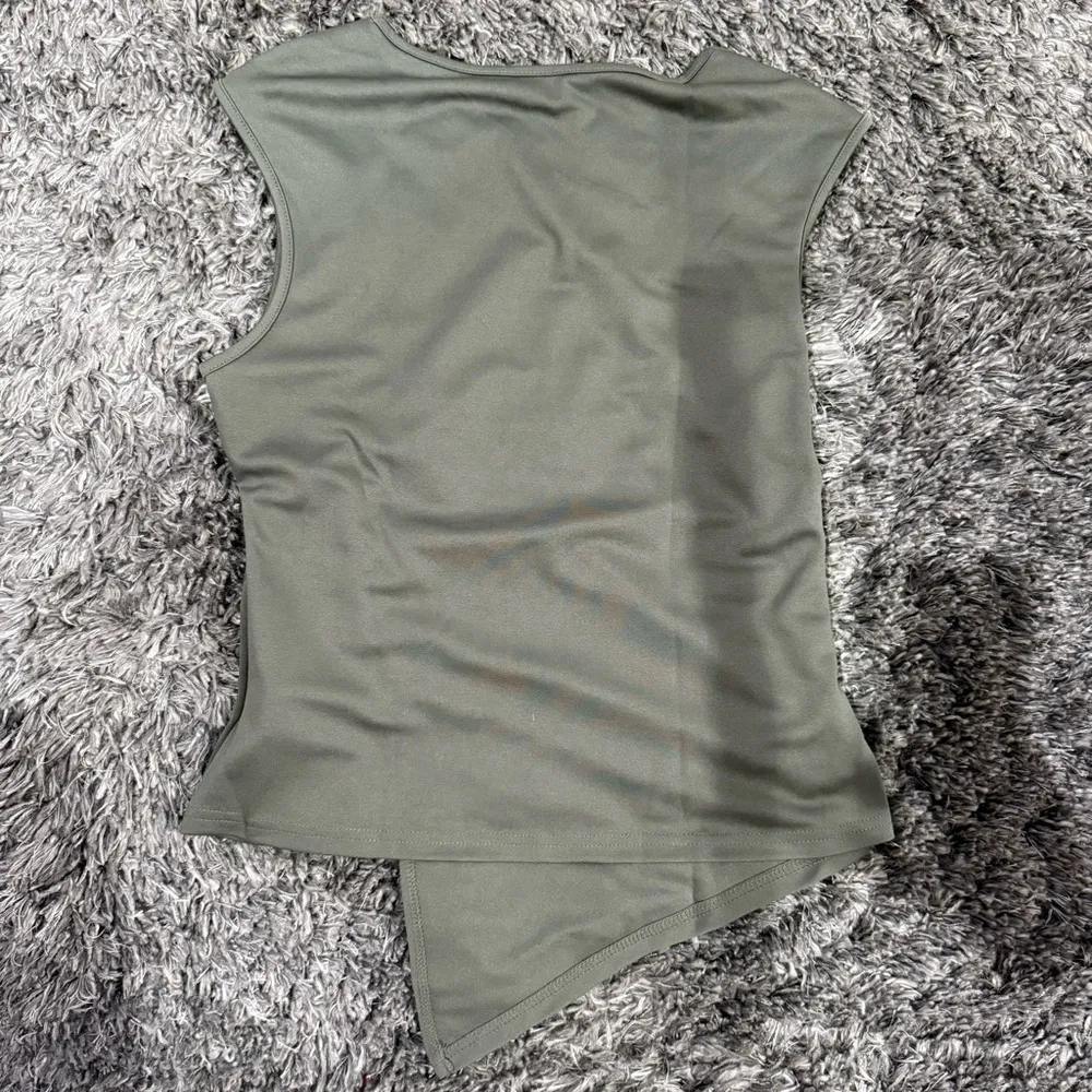 Slim Fit Capped Sleeve Tight Tank Top in Green, Size L​ - Image 4