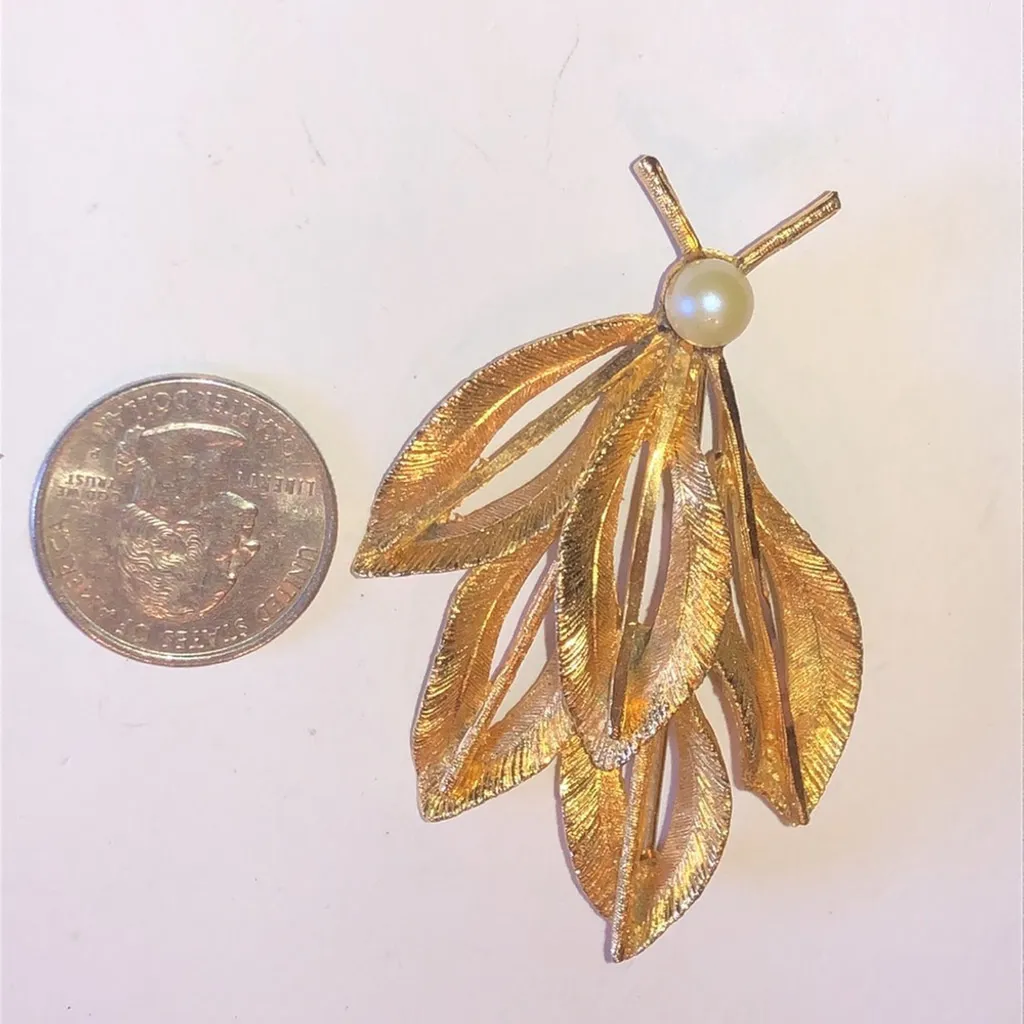 BSK Vintage Gold Tone Leaf Faux Pearl Retro Brooch Shoulder Pin - Image 2