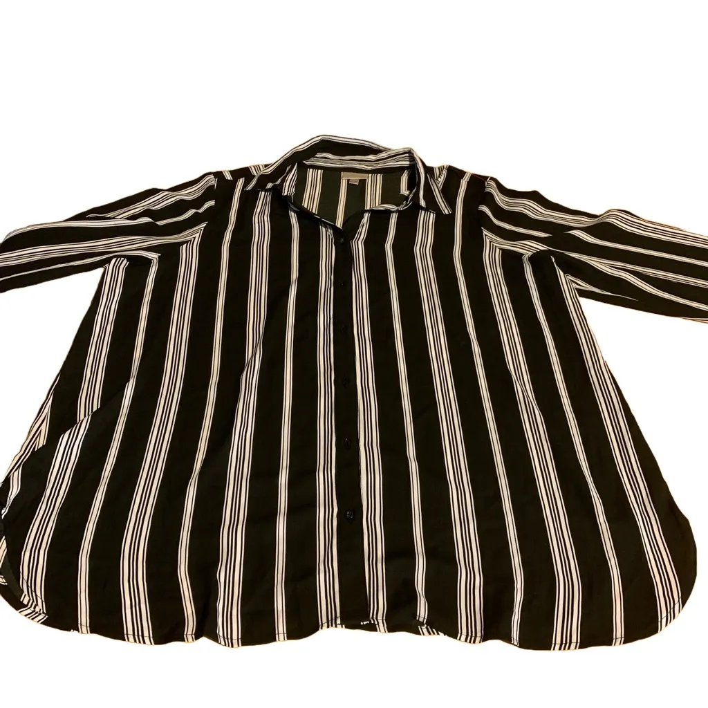 Avenue  BLACK & WHITE STRIPED BUTTON DOWN BLOUSE (18/20) - Image 8