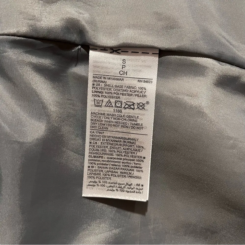 Old Navy Quilted Puffer Style Vest - Image 11