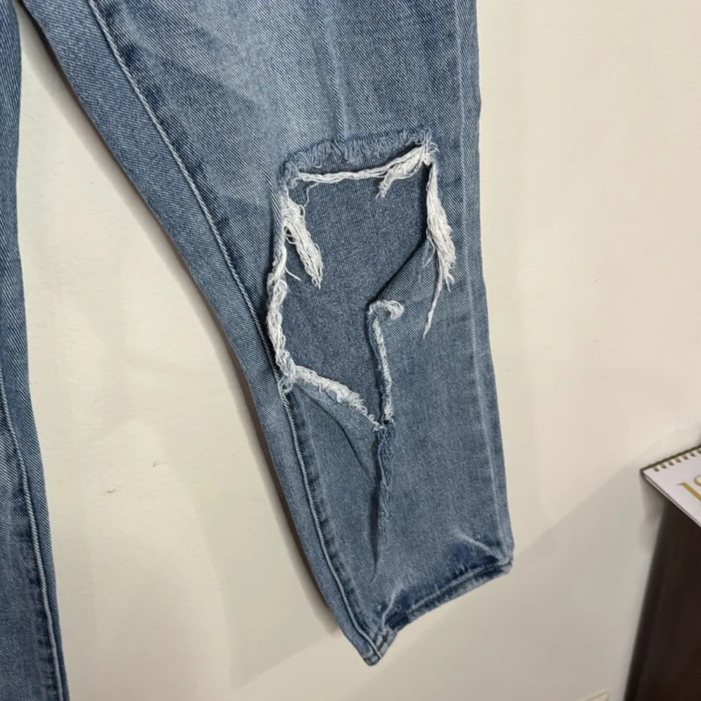 PacSun Light Wash Distressed and Ripped Mom Jeans Size 25 - Image 8