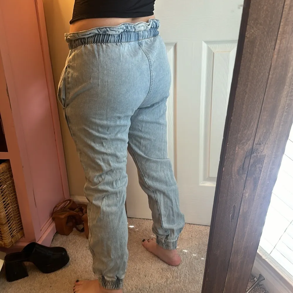 Sadie & Sage Blue Jean Ruffle Waist Joggers - Image 3