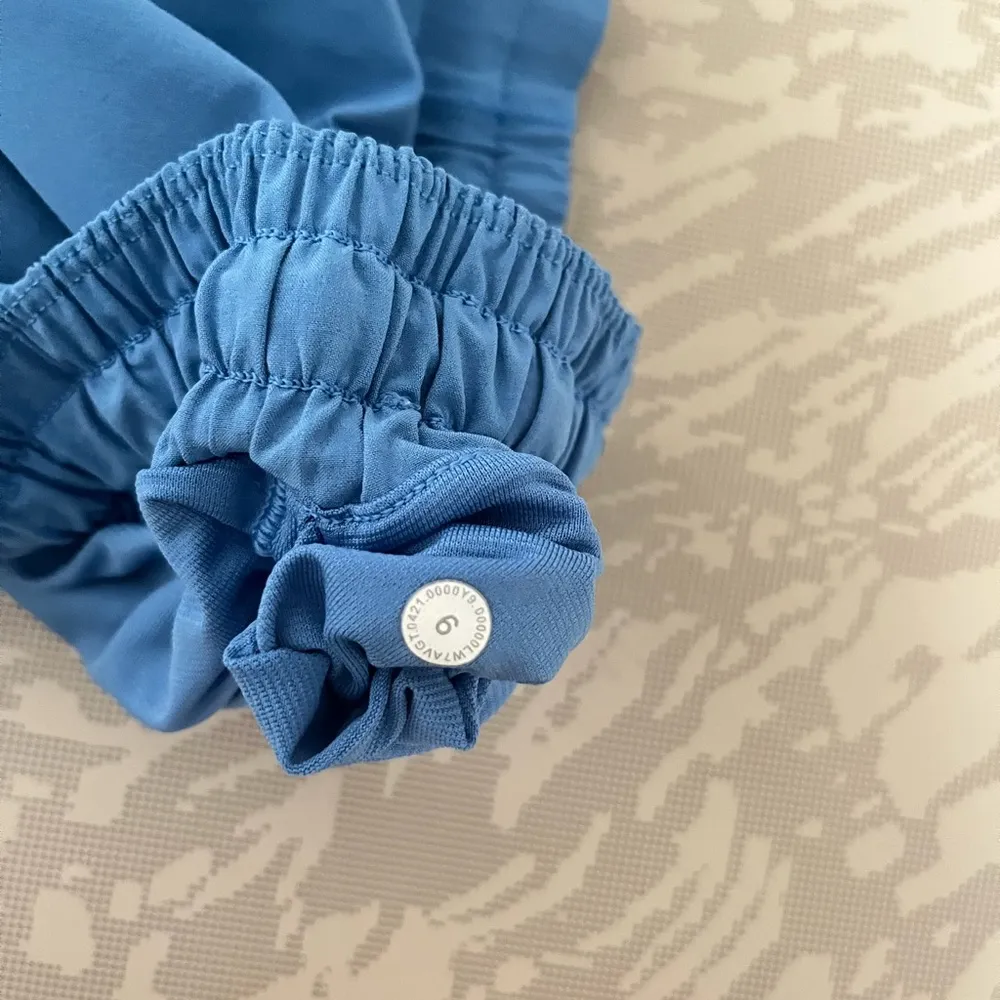 LULULEMON HOTTY HOT SHORTS LOW RISE 4 INCH SIZE 6 RARE - Image 3