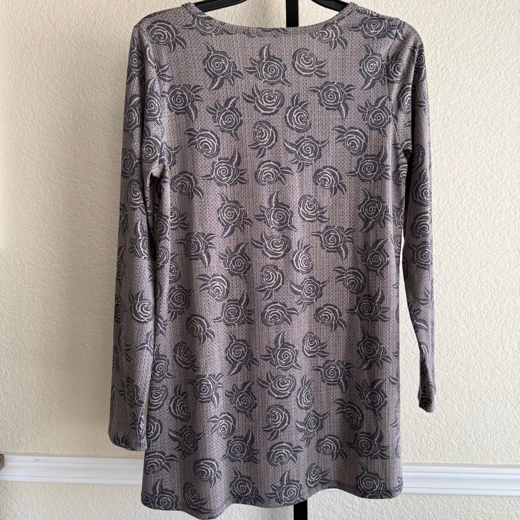 Lularoe Lynnae Women’s Gray Rose Print Long Sleeve High Low Shirt Blouse Tunic - Image 2