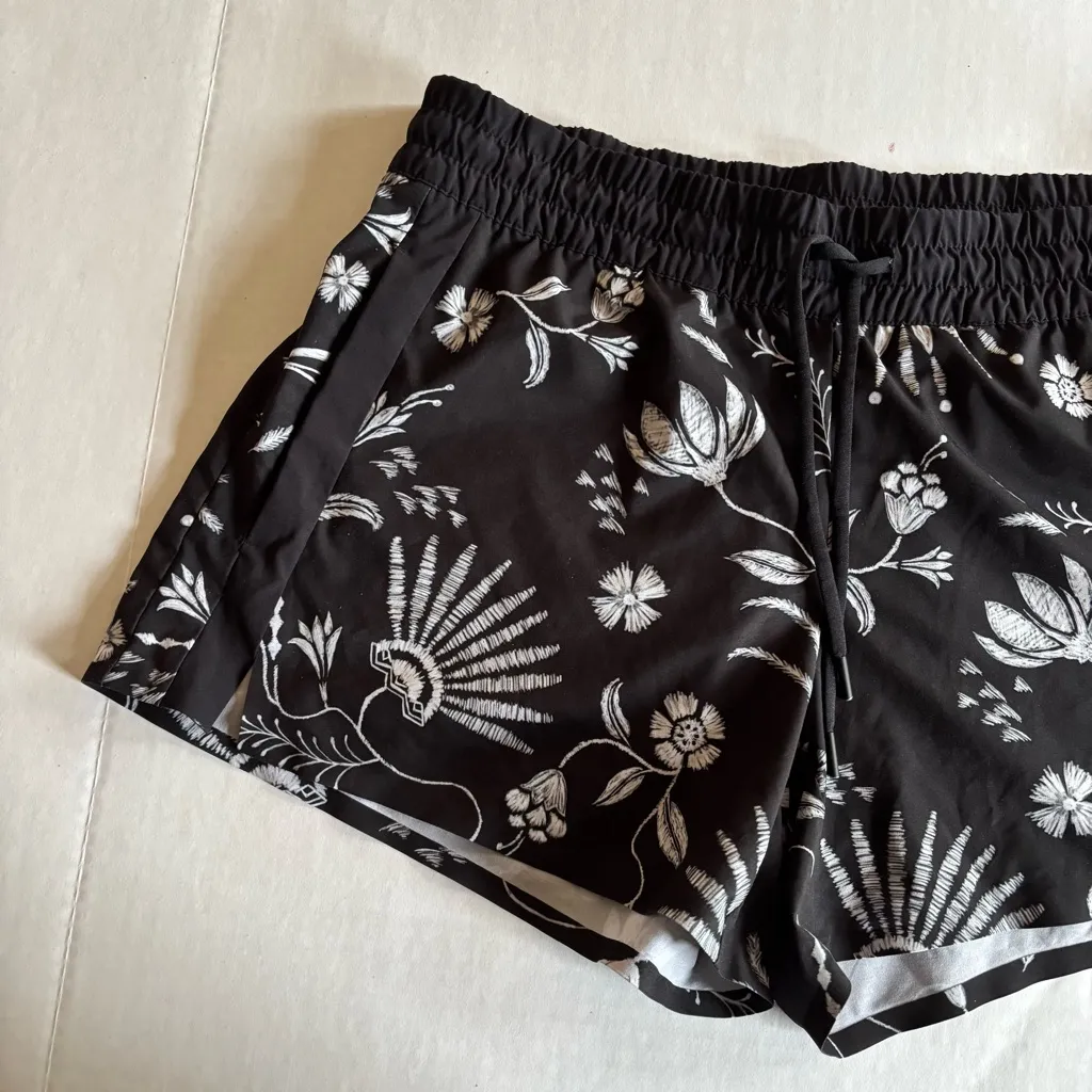 Athleta Women's Black and White Printed Baja Shorts Size 12 - Image 2