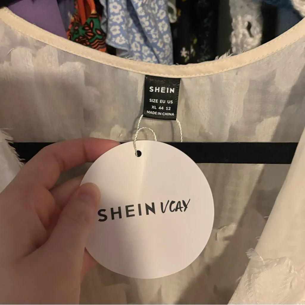 White Floral Ruffled Blouse XL SHEIN - Image 2