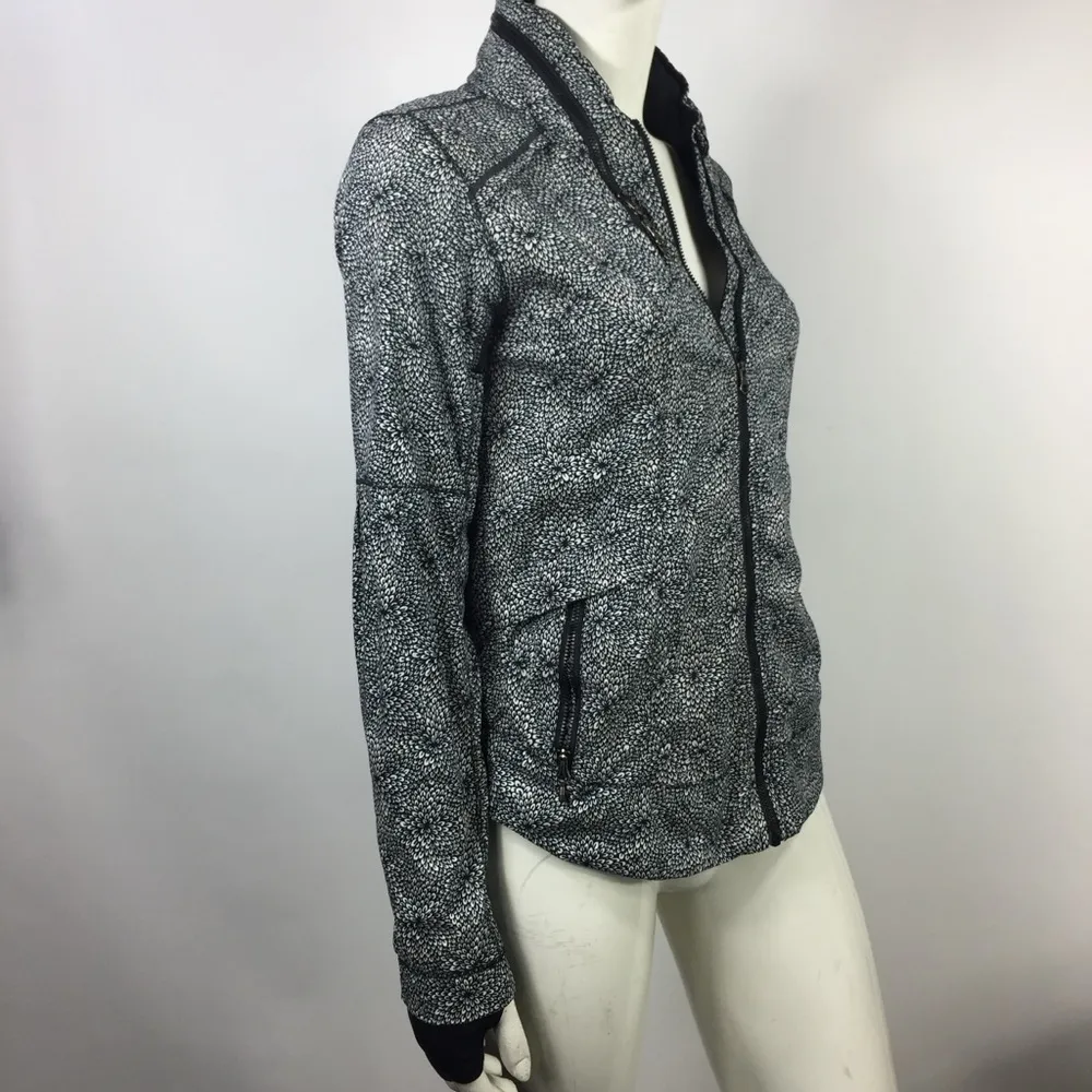 Lululemon Spring Forward Jacket
Plush Petal Black Ghost / Black - Image 5