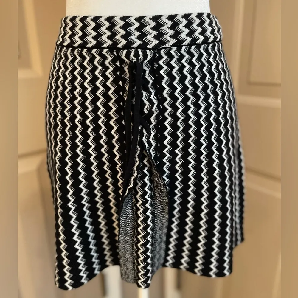 Candie’s black & white chevron stripe sweater mini skirt w/lace-up detail. Sz XS - Image 3
