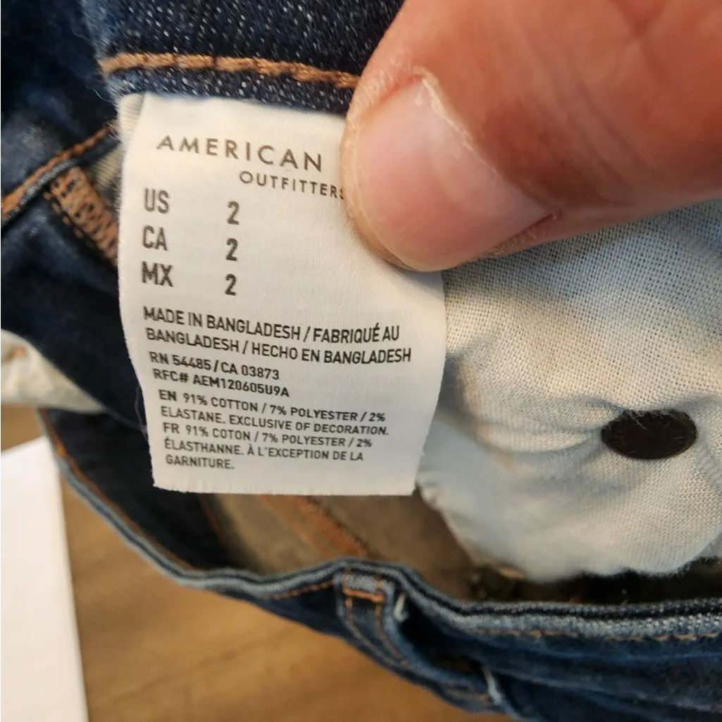 American eagle high rise shortie Distressed jean shorts size 2 - Image 5