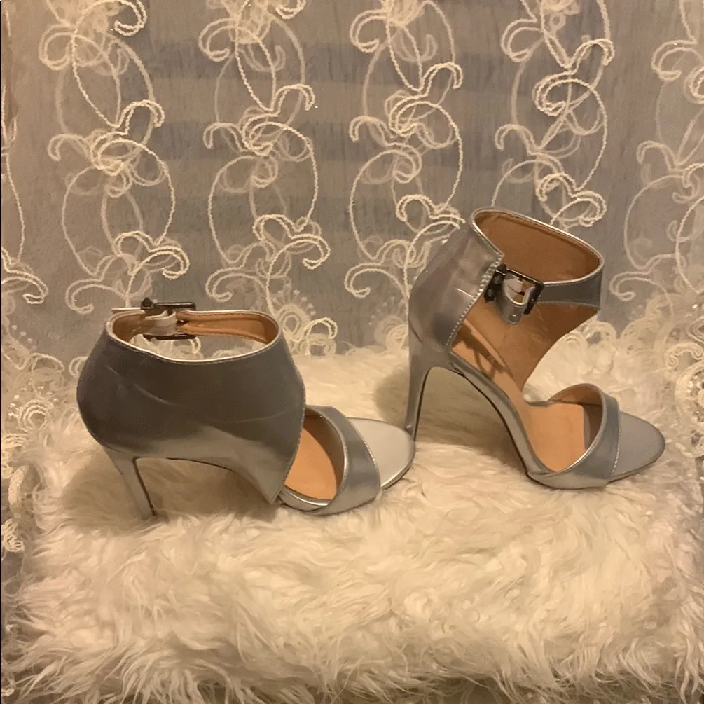 Shoe Dazzle Silver Heels Elegant Design Size 8 - Image 6