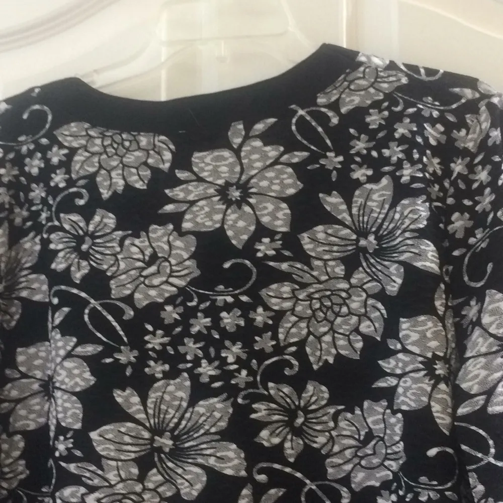 FINAL MARKDOWN 
Ladies’ BonWorth Tunic-style Top (M) - Image 5