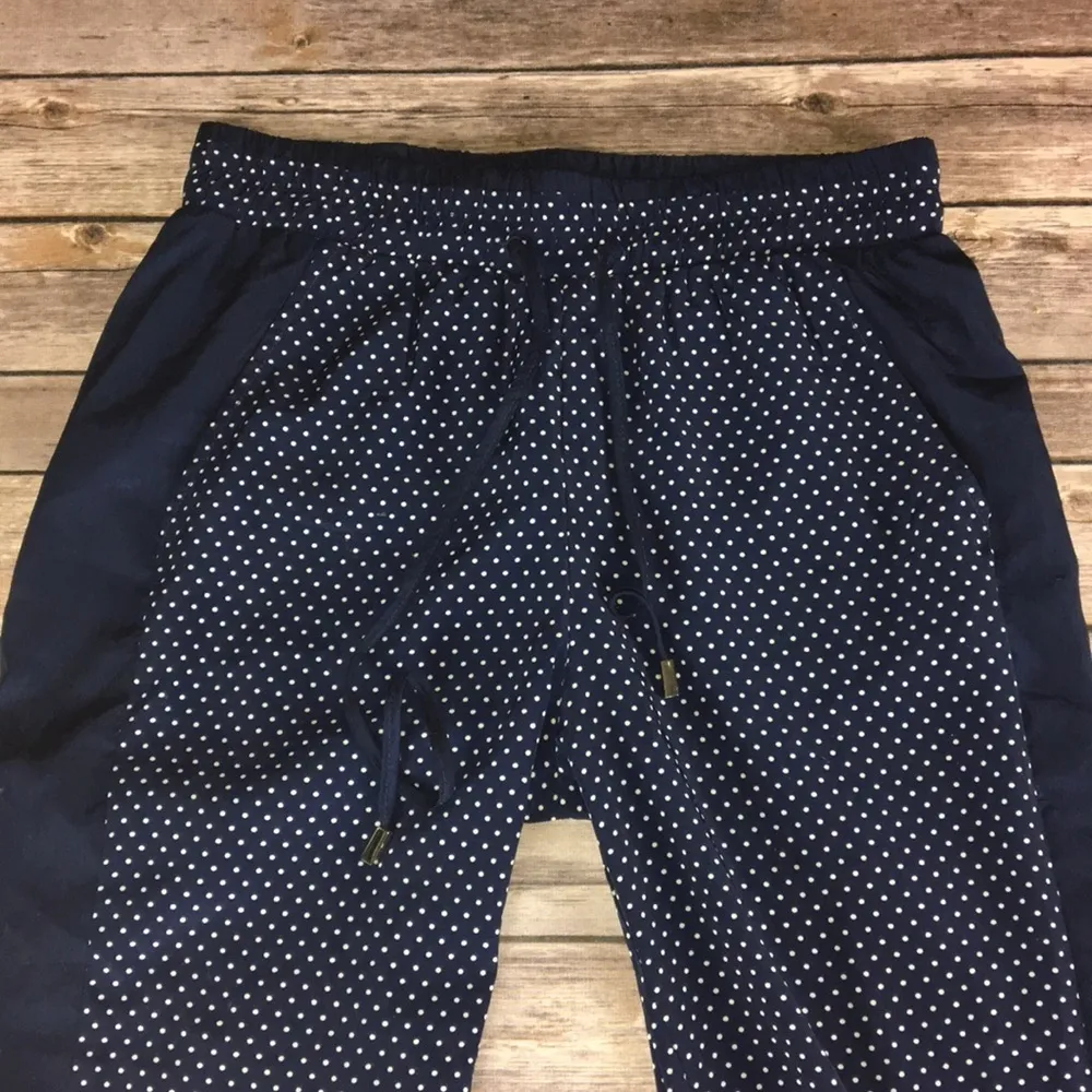 UNDER SKIES NAVY POLKA DOT JOGGER CROPS - Image 2