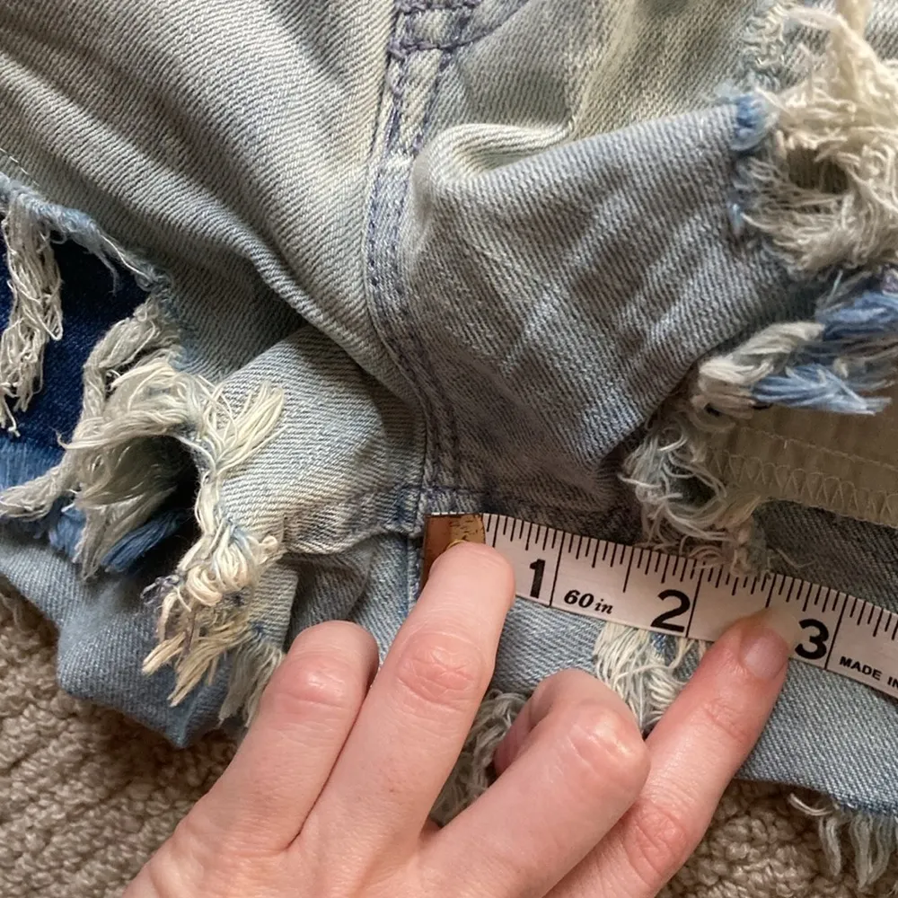 NEW Express Light Wash High Rise Destroyed Denim Jean Shorts Size 2 Fringe NWOT - Image 6