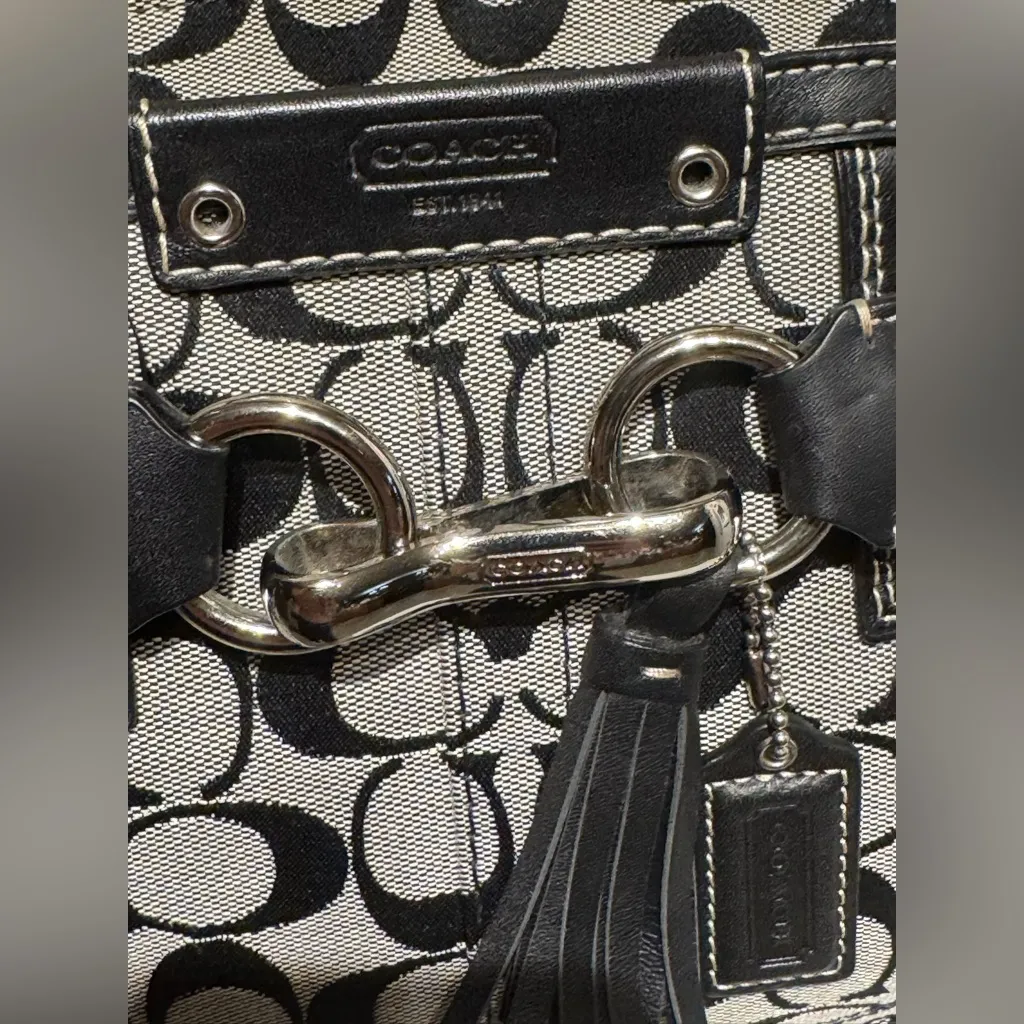 Coach  HAMPTON SIGNATURE CANVAS SHOULDER BAG WITH LEATHER. - Image 5