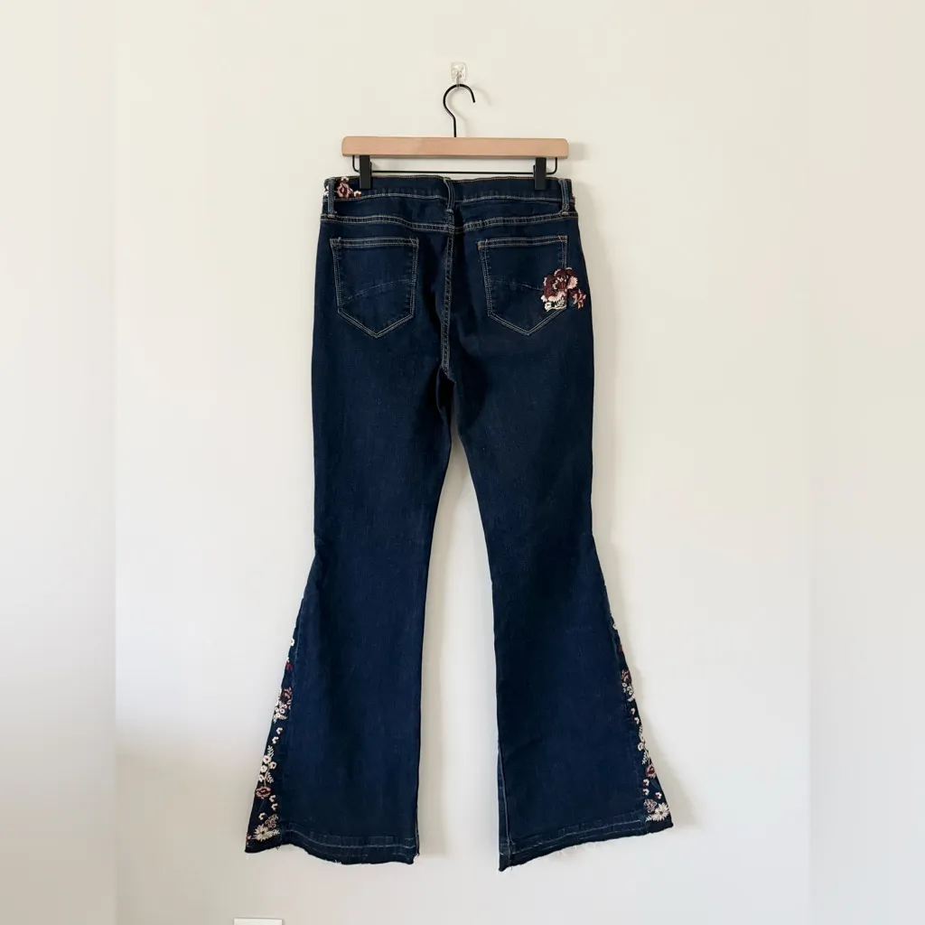 NWT Driftwood Farrah Flare Jean in Floral Embroidery Size 30 - Image 5