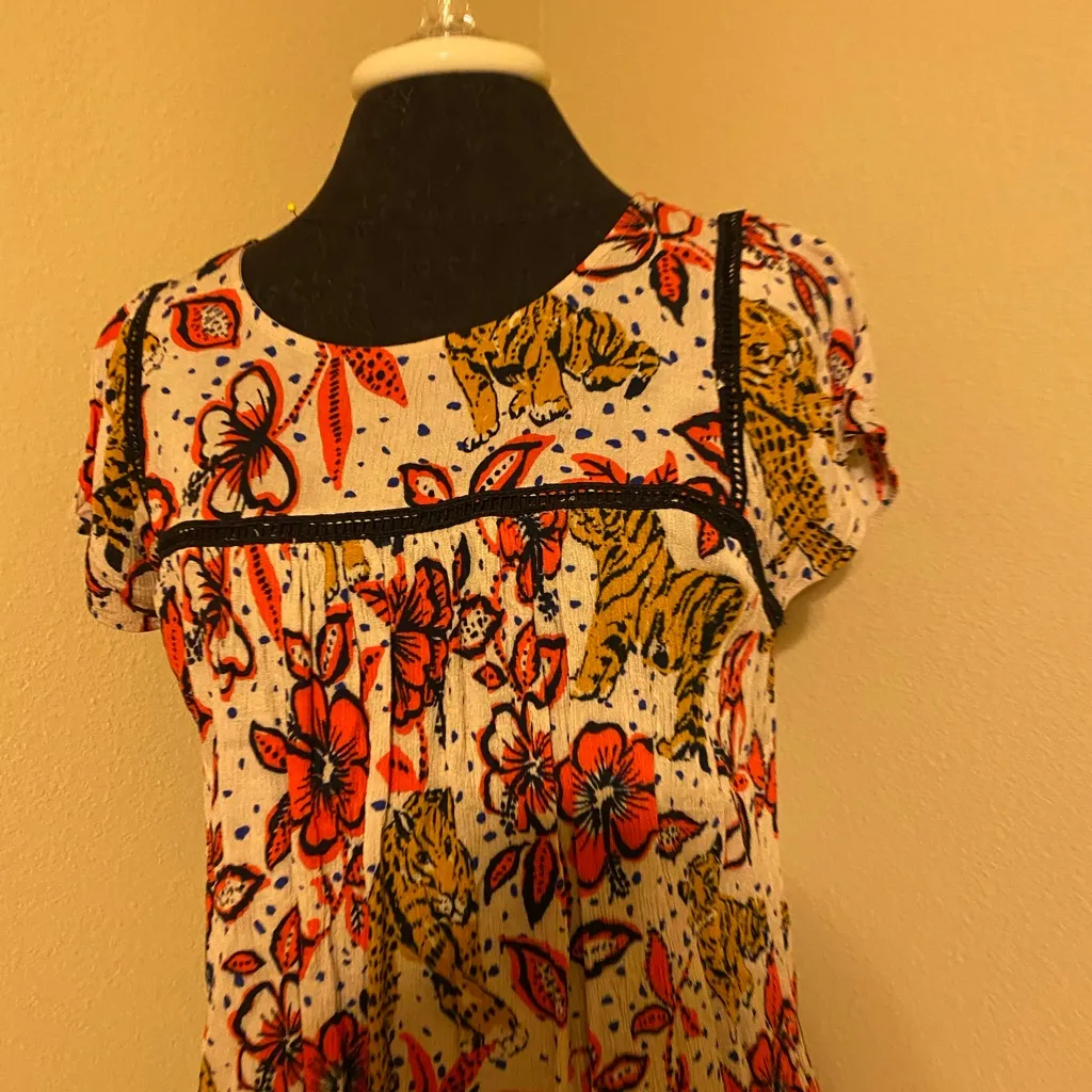 ❤️ Anthropologie Tiger Floral Print Blouse with Lace Trim Detailing - Image 2
