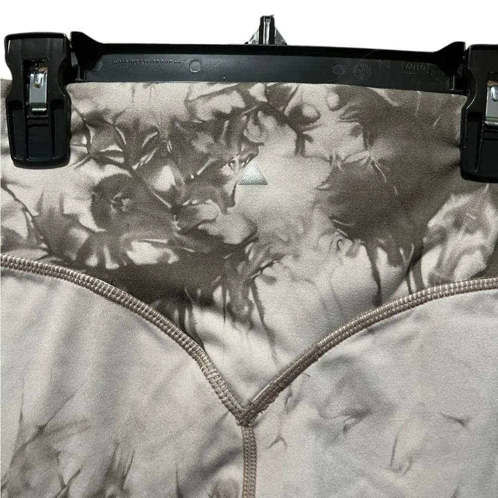 Balance Athletica/Vitality Rider Shorts in sea salt Size
Medium - Image 9