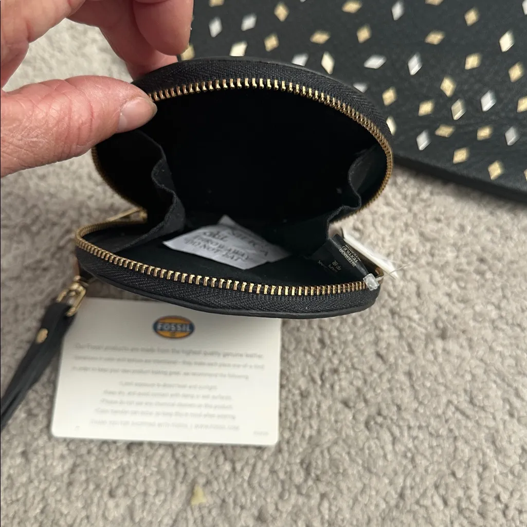 - NWT , Fossil , wallet wristlet WITH coin purse. 
Leather - Image 9