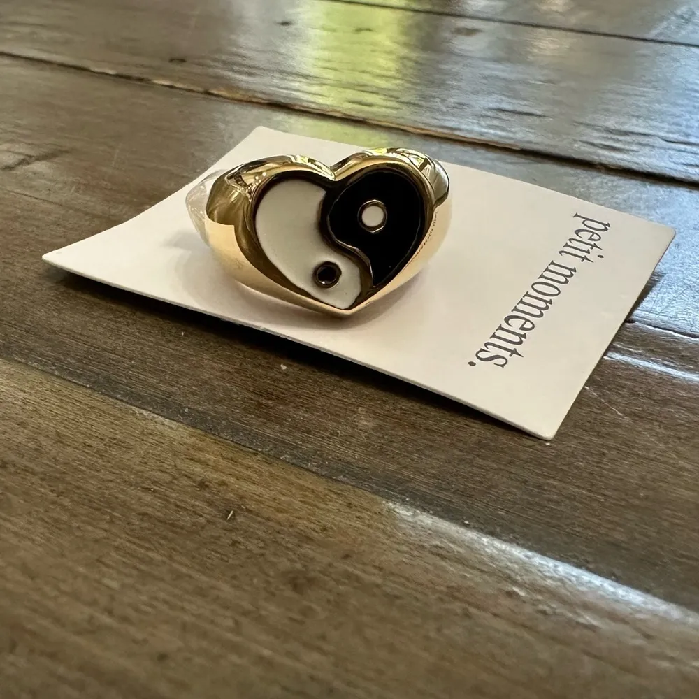 NWT REVOLVE petit moments Ying Yang Heart motif ring - Image 5