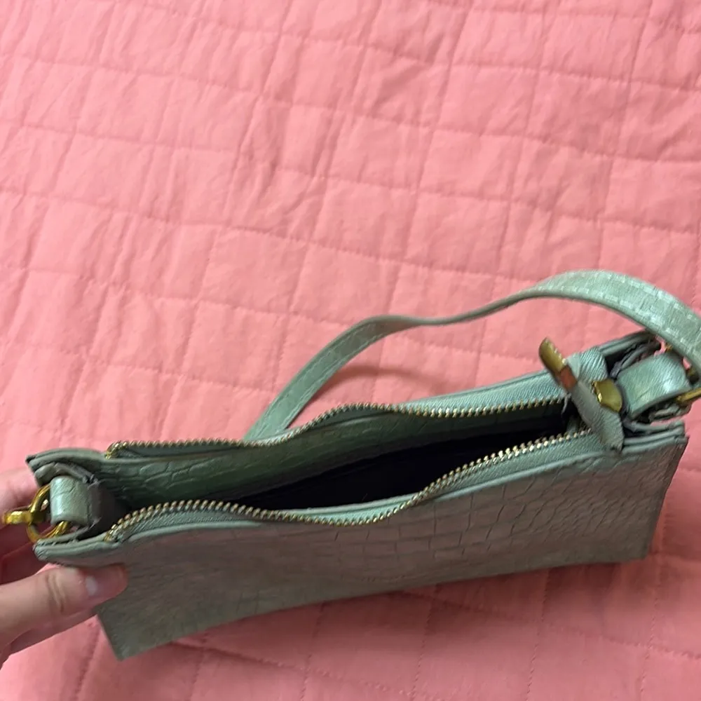 Light Green Croc-Embossed Shoulder Bag - Image 9