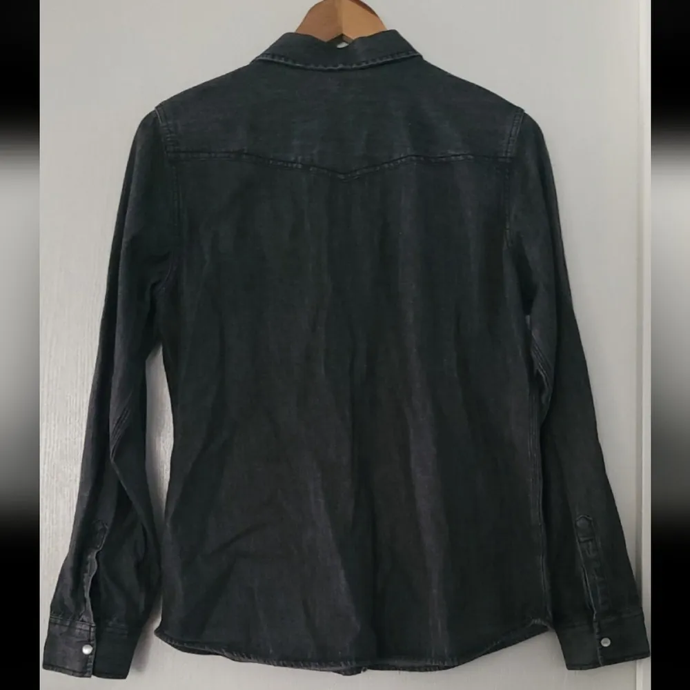 NEW Wild Fable Dark Grey Denim Top Women’s Size Small - Image 2