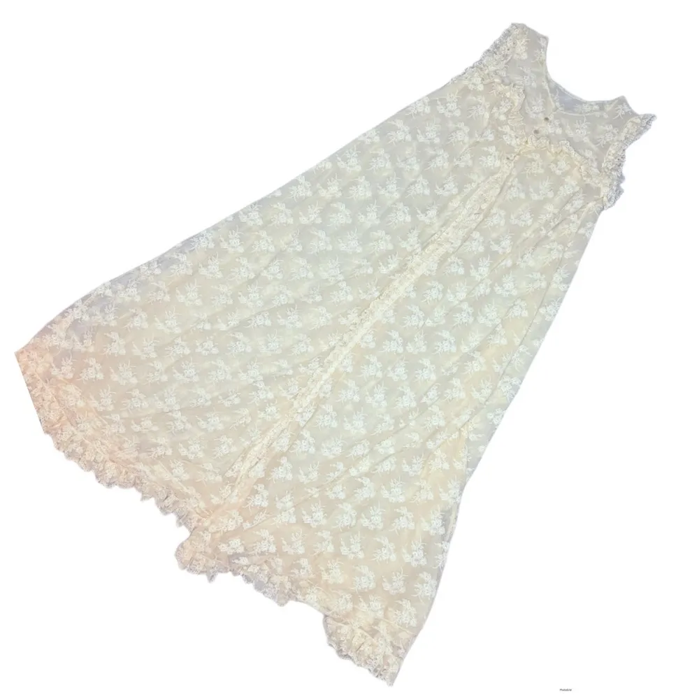 Vintage Bergdorf Goodman Asha sleeveless floral lace ruffle long robe nightgown Tan - Image 12