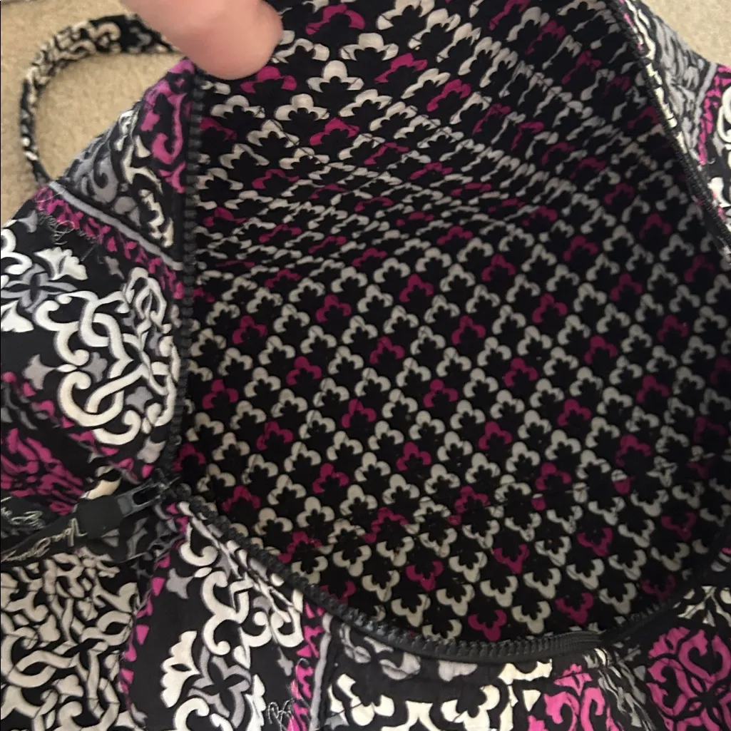Vera Bradley Black/White/ Light Purple Medallion Print Medium Duffle Bag - Image 7