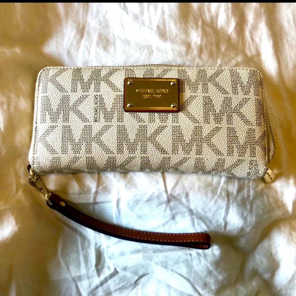 Michael Kors Monogram Beige Wristlet - Image 5