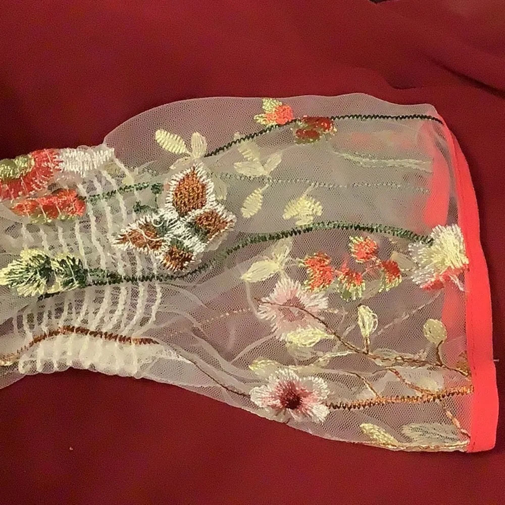 Hesperus Size M Floral Stitched Ruffle Off The Shoulder Top, Flowy Sleeves. New - Image 5