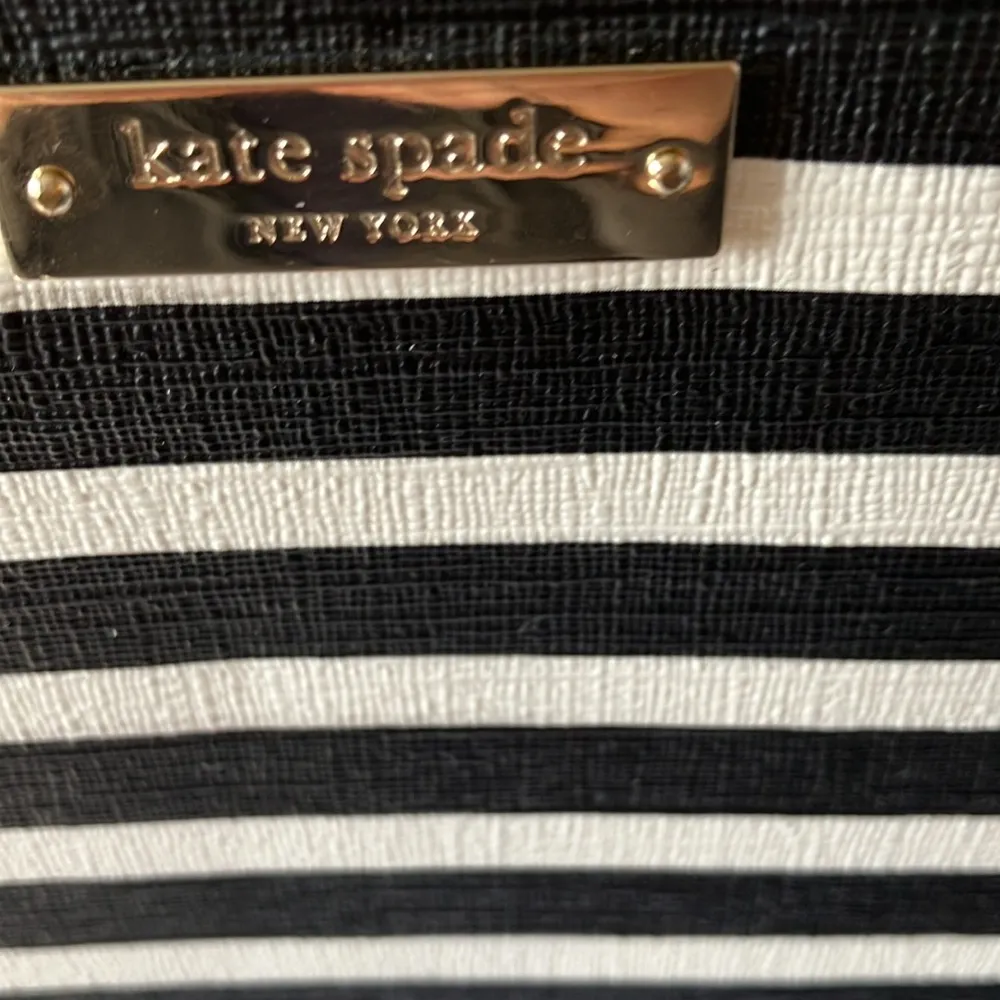 Kate Spade: Black/White Strip Computer Laptop Padded Zip Case/Sleeve - Image 2