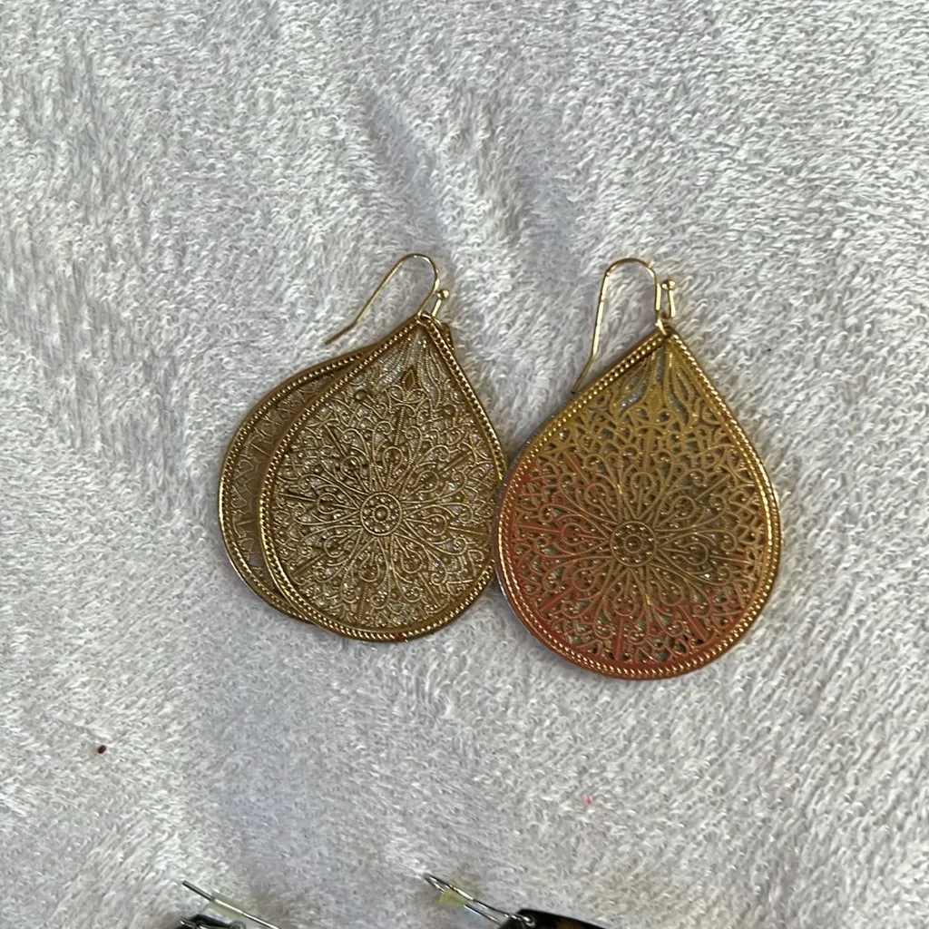 6 pairs of fashion earrings all pierced Gold - Image 3